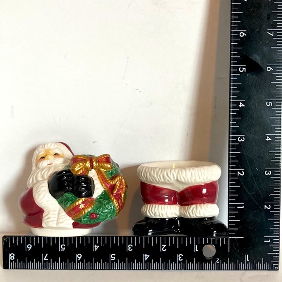 Fitz & Floyd Vintage Salt Bottom & Pepper Top Santa Holding Wreath 5" x 3.5" - Picture 2 of 16